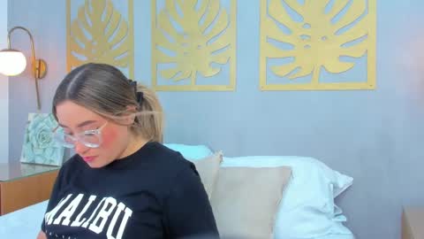 A N T O N E L L A  online show from March 12, 2025, 7:28 pm