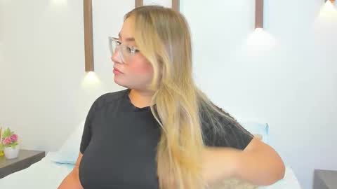 A N T O N E L L A  online show from September 10, 2025, 12:38 pm