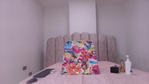 Antonella online show from November 25, 2025, 12:05 pm