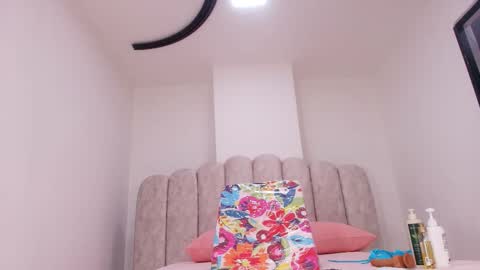 Antonella online show from December 1, 2025, 11:59 am