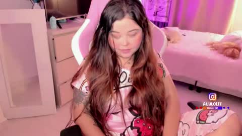   Independent model  online show from November 14, 2025, 8:07 pm