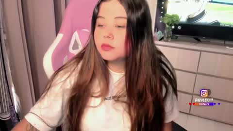   Independent model  online show from November 28, 2025, 5:26 pm