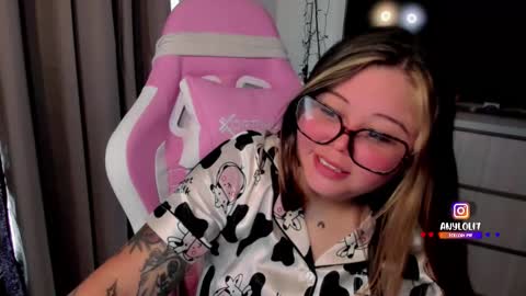   Independent model  online show from January 9, 2026, 4:10 pm