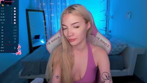 Snapshot of anyataylorr chatting on November 11, 2025, 2:44 am Anya online show from November 11, 2025, 2:44 am