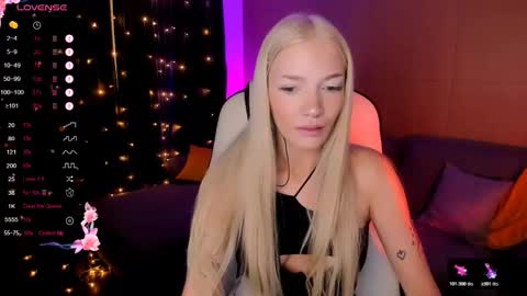 Snapshot of anyataylorr chatting on December 4, 2025, 9:07 am Anya online show from December 4, 2025, 9:07 am