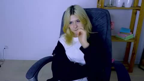 ApheliaStar online show from November 7, 2025, 3:56 pm