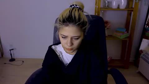 ApheliaStar online show from November 19, 2025, 4:07 pm