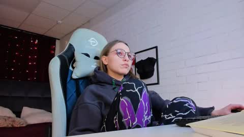 APHEX QUEEN online show from February 10, 2025, 8:21 pm