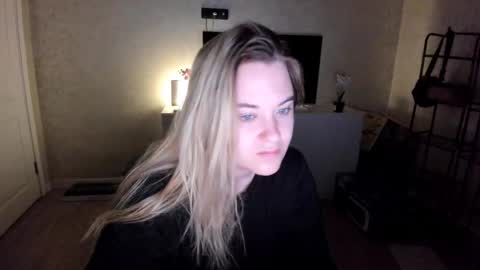 appleyummybuns online show from November 15, 2025, 4:43 am