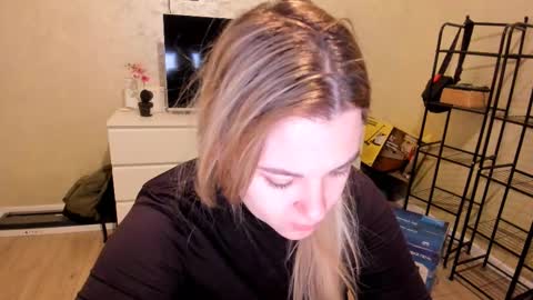 appleyummybuns online show from November 17, 2025, 4:07 am