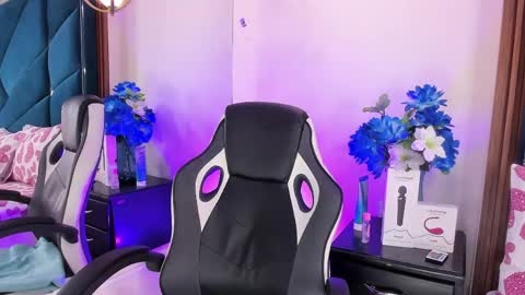 aprilmiiller online show from May 22, 2026, 1:06 pm