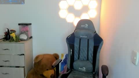 aqua emilly online show from October 23, 2025, 11:03 pm