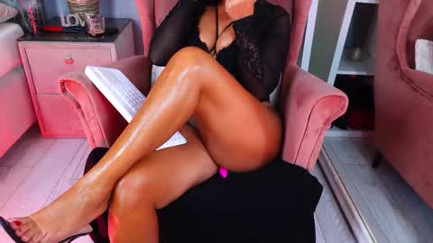 AQueenMonica online show from September 18, 2025, 1:57 pm