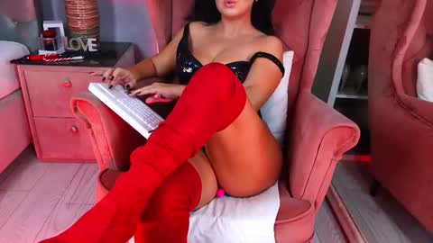 AQueenMonica online show from November 9, 2025, 2:37 pm