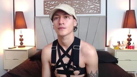 aria y orien  online show from March 11, 2025, 11:01 am