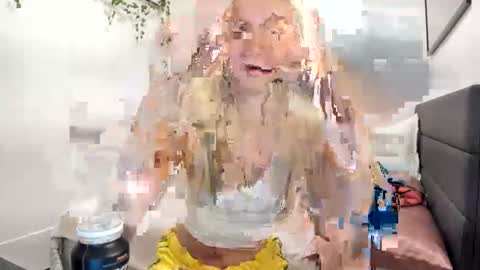 Snapshot of ariah_is_blonde chatting on June 6, 2026, 10:25 pm Ariah online show from June 6, 2026, 10:25 pm