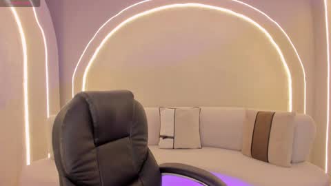 Ariana Dumont online show from April 22, 2026, 11:23 am