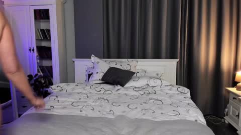 Snapshot of arianasage_ chatting on December 18, 2024, 3:00 pm Ana online show from December 18, 2024, 3:00 pm