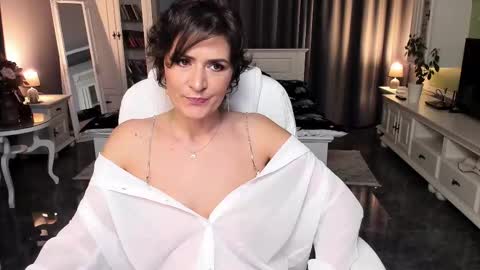 Snapshot of arianasage_ chatting on November 7, 2025, 5:02 pm Ana online show from November 7, 2025, 5:02 pm