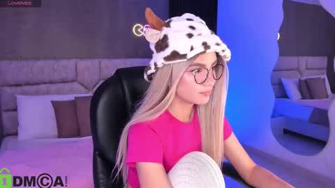 Snapshot of arinextdoor chatting on October 30, 2025, 12:01 am Ari online show from October 30, 2025, 12:01 am