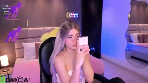 Snapshot of arinextdoor chatting on November 5, 2025, 12:43 am Ari online show from November 5, 2025, 12:43 am