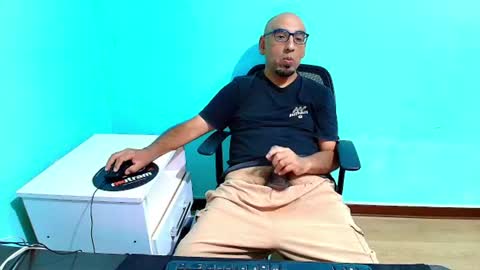 Snapshot of arnelux72 chatting on June 30, 2026, 5:30 am arnelux72 online show from June 30, 2026, 5:30 am