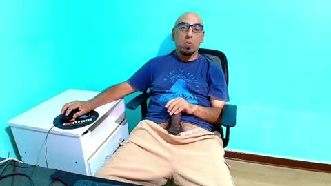 Snapshot of arnelux72 chatting on July 7, 2026, 5:21 am arnelux72 online show from July 7, 2026, 5:21 am