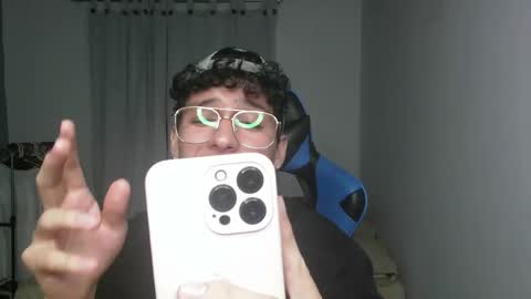 Snapshot of aron_444 chatting on February 8, 2025, 6:12 am online show from February 8, 2025, 6:12 am