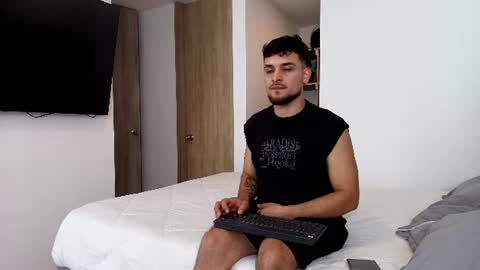 Snapshot of aron_santoro1 chatting on August 7, 2026, 12:23 am Aron Santoro online show from August 7, 2026, 12:23 am