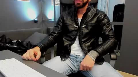 AronGrant online show from October 7, 2025, 8:44 am