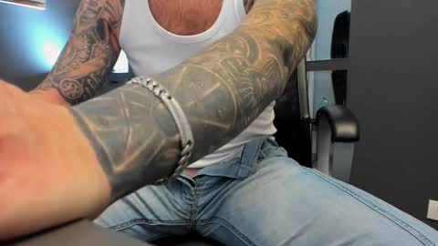 AronGrant online show from October 19, 2025, 9:32 am