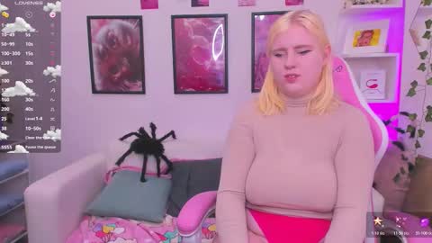 art_lovee_ online show from November 11, 2025, 1:49 am