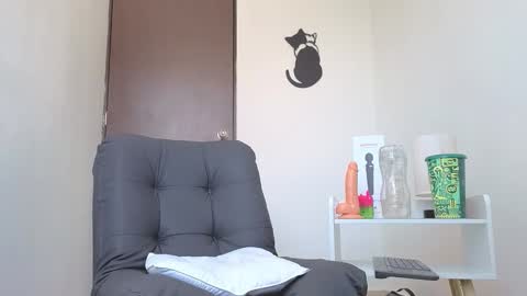   online show from October 22, 2025, 12:16 pm