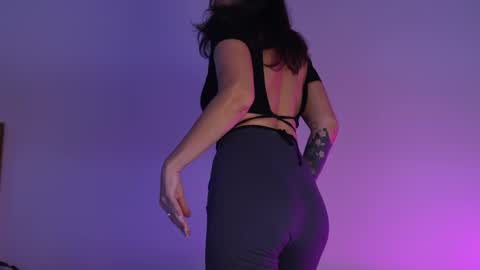 Snapshot of artegirlx chatting on November 23, 2025, 11:54 am Maya online show from November 23, 2025, 11:54 am