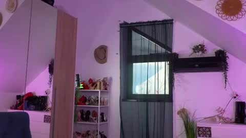 Amalia online show from April 14, 2026, 3:56 am