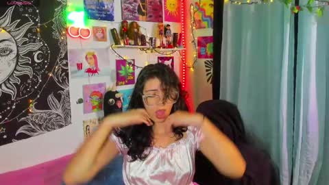 Snapshot of artsycherry chatting on May 7, 2026, 1:55 am Isabella Cherry online show from May 7, 2026, 1:55 am