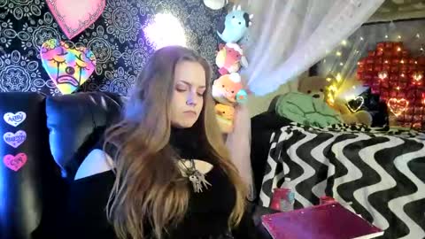 ArtsyHeartsyy online show from March 7, 2025, 6:24 am