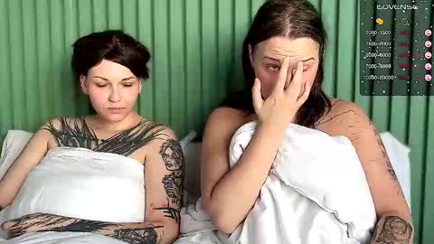 Arya brunett and Cassie blond online show from September 12, 2025, 9:53 am