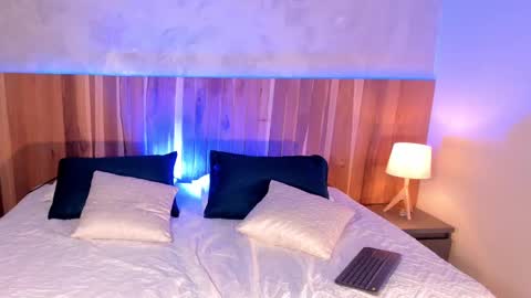 Ashley Santoss online show from September 11, 2025, 5:40 am