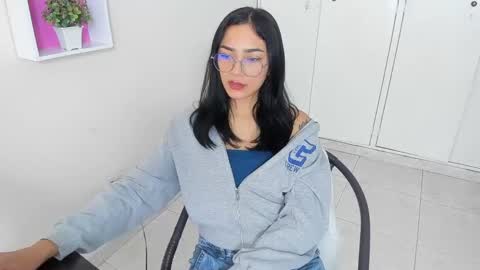 Camila online show from March 4, 2025, 1:59 pm