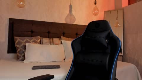 astonhills online show from April 16, 2026, 2:23 am