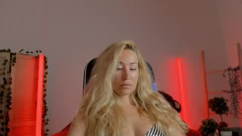 Snapshot of astramonroe chatting on July 28, 2026, 2:13 pm astramonroe online show from July 28, 2026, 2:13 pm