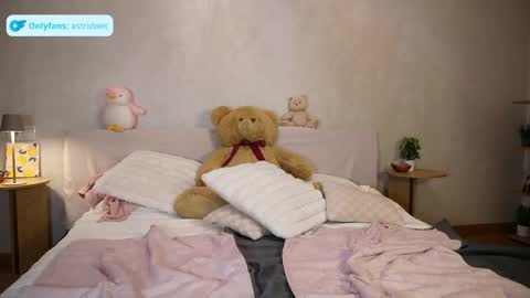 Snapshot of astridwet chatting on May 19, 2026, 2:56 pm Astrid online show from May 19, 2026, 2:56 pm