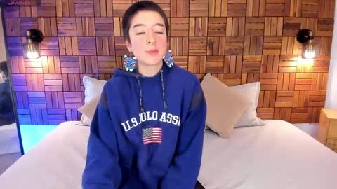 Snapshot of atheena__ chatting on April 22, 2026, 1:23 pm Athenea online show from April 22, 2026, 1:23 pm