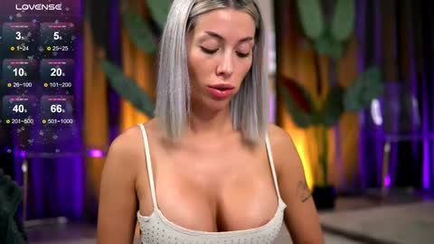 Isabella online show from September 19, 2025, 3:19 am