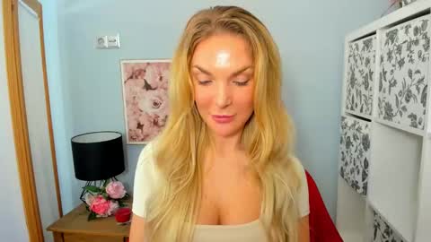 Snapshot of aullorasensual chatting on December 2, 2024, 10:18 am AulloraSensual online show from December 2, 2024, 10:18 am