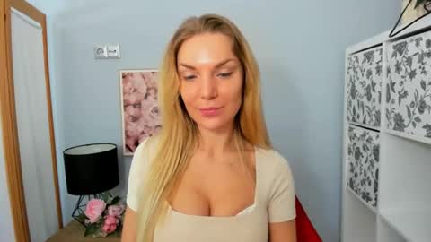 Snapshot of aullorasensual chatting on February 15, 2025, 6:23 am AulloraSensual online show from February 15, 2025, 6:23 am