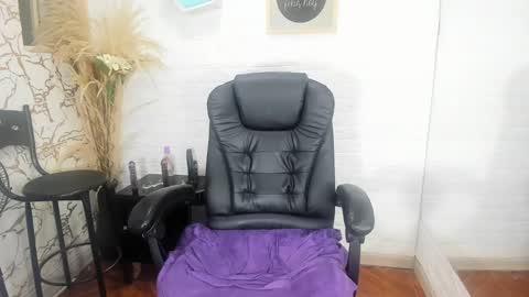 Monii Yi online show from February 24, 2025, 10:37 am