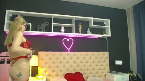 auramilff online show from April 22, 2026, 3:24 pm