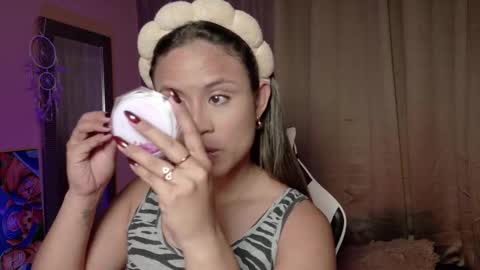 aurora_collins08 online show from November 14, 2025, 5:44 pm